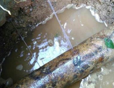 卫东楼顶渗水维修公司分享下地暖漏水的原因及检测方法。